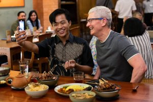CEO Apple Tim Cook makan sate di Indonesia