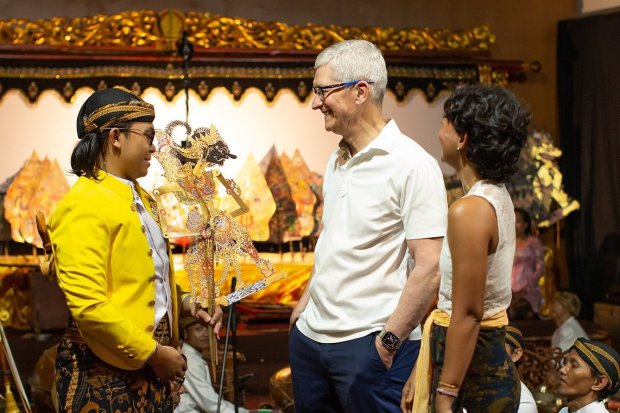 CEO Apple Tim Cook menyaksikan pagelaran wayang kulit di Jakarta