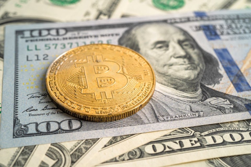 Ilustrasi dollar vs bitcoin