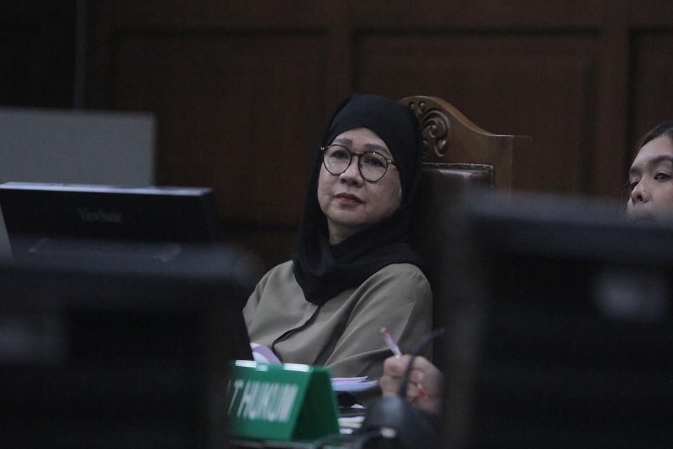 Mantan Direktur Utama Pertamina Karen Agustiawan (tengah) menjalani sidang lanjutan di Pengadilan Tipikor, Jakarta, Kamis (18/4/2024).