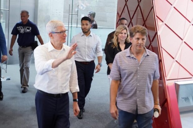 CEO Apple Tim Cook mengunjungi Apple Developer Academy di Binus
