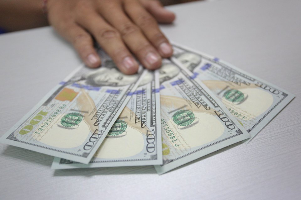 Petugas menunjukkan uang dolar AS di gerai penukaran mata uang asing Indorate Prima Javalas, Jakarta, Kamis (18/4/2024). Nilai tukar rupiah ditutup di level Rp16.179 per dolar AS, menguat 41 poin atau 0,25 persen dari perdagangan sebelumnya.