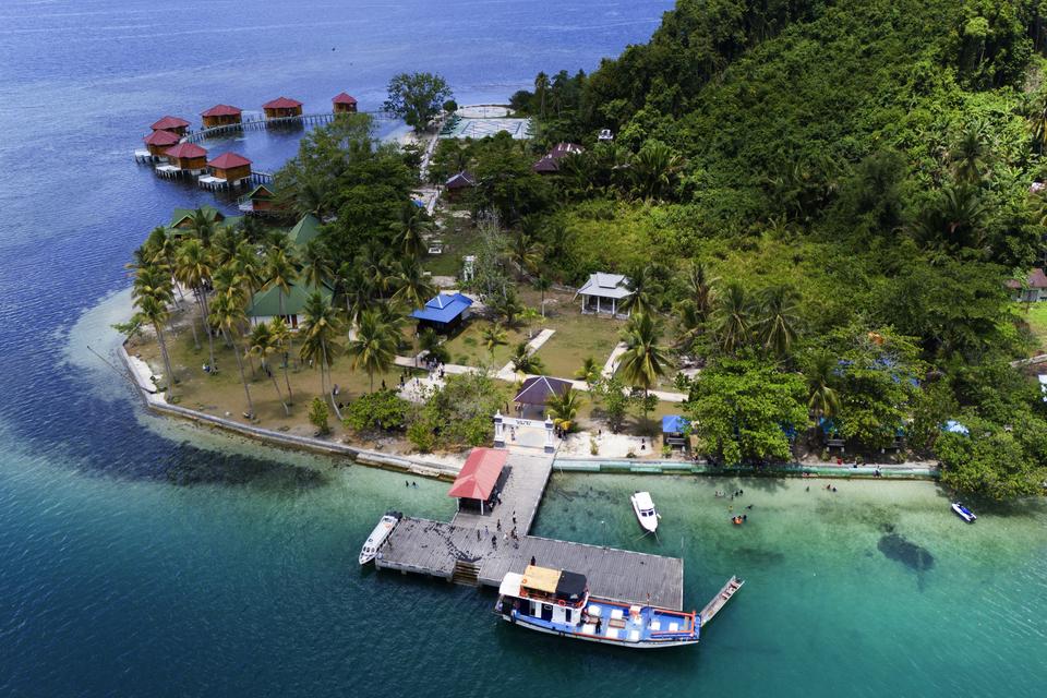 Foto udara objek wisata Pulau Nusa Ra di Pulau Bacan, Kabupaten Halmahera Selatan, Maluku Utara Sabtu (20/4/2024). Pulau Nusa Ra yang berperan penting dalam sektor pariwisata di Pulau Bacan itu telah dikembangkan Pemkab Halmahera Selatan pada tahun 2023 m