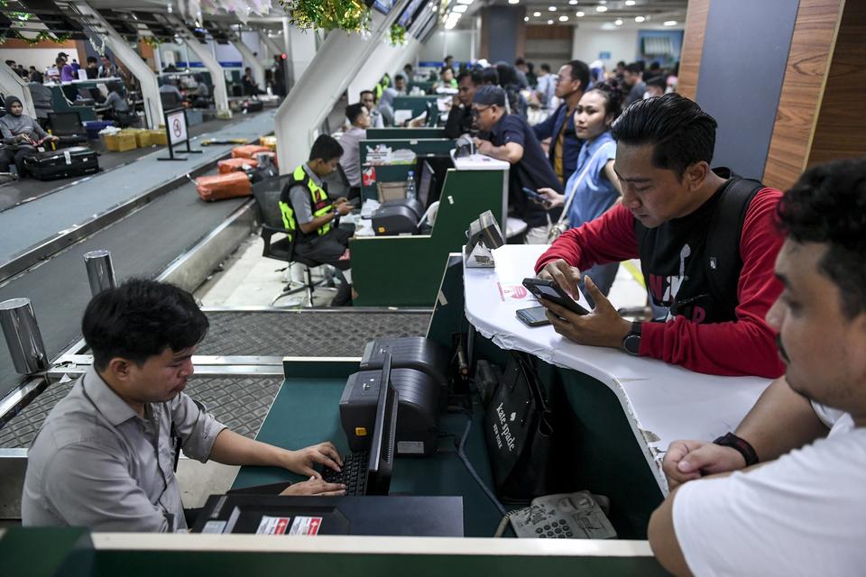 Calon penumpang melakukan proses pengaturan ulang jadwal penerbangan usai penerbangannya ke Manado dibatalkan di Bandara Sultan Hasanuddin, Maros, Sulawei Selatan, Minggu (21/4/2024). Angkasa Pura 1 kembali memperpanjang penutupan Bandara Sam Ratulangi, M