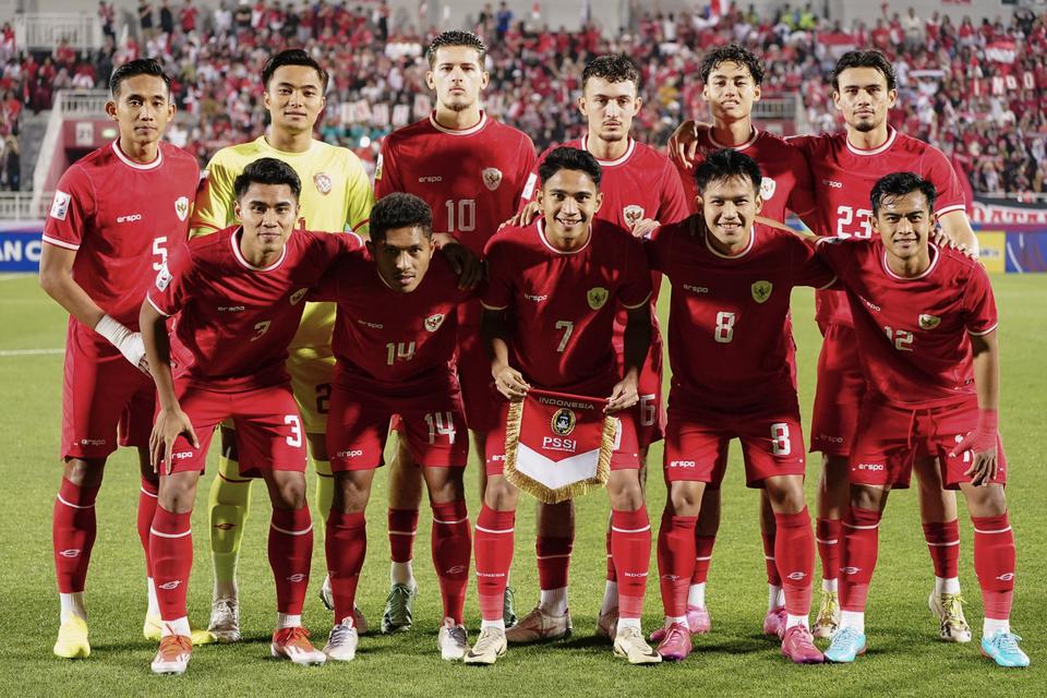 Timnas Indonesia U-23 berfoto sebelum melawan Timnas Yordania U-23 pada Kualifikasi Grup A Piala Asia U-23 2024 di Stadion Abdullah bin Khalifa, Doha, Minggu (21/4/2024). 
