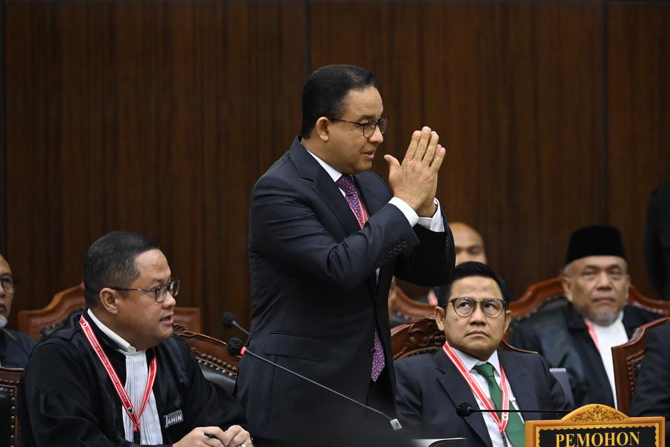Anies Baswedan (kedua kiri) didampingi Muhaimin Iskandar (kedua kanan) memberikan salam saat menghadiri sidang putusan perselisihan hasil Pilpres 2024 di Gedung Mahkamah Konstitusi, Jakarta, Senin (22/4/2024).