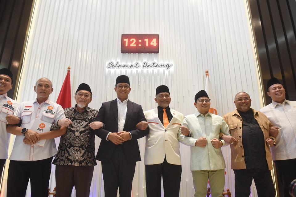 Anies Baswedan (keempat kiri) dan Muhaimin Iskandar (ketiga kanan) bergandengan tangan dengan Presiden PKS Ahmad Syaikhu (keempat kanan), Sekjen PKS Aboe Bakar Alhabsyi (kedua kanan) dan jajaran petinggi PKS saat bertemu pascaputusan sengketa Pilpres oleh