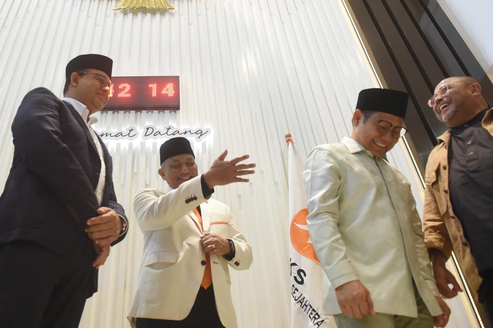 Calon presiden nomor urut 1 Anies Baswedan (kiri) dan cawapres Muhaimin Iskandar berbincang dengan Presiden PKS Ahmad Syaikhu (kedua kiri) dan Sekjen PKS Aboe Bakar Alhabsyi saat bertemu pascaputusan sengketa Pilpres oleh MK, di Kantor DPP PKS, Jakarta, S