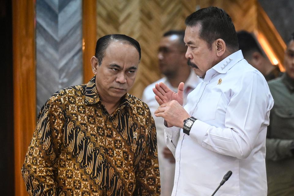 Jaksa Agung Sanitiar Burhanuddin (kanan) berbincang dengan Menkominfo Budi Arie Setiadi (kiri) sebelum Rapat Koordinasi Tingkat Menteri terkait Pembahasan Pemberantasan Judi Daring di Kantor Kemenko Polhukam, Jakarta, Selasa (23/4/2024).