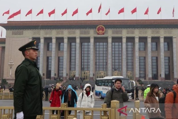 Seorang prajurit berjaga di depan Balai Agung Rakyat, Beijing, China pada 5 Maret 2024. 