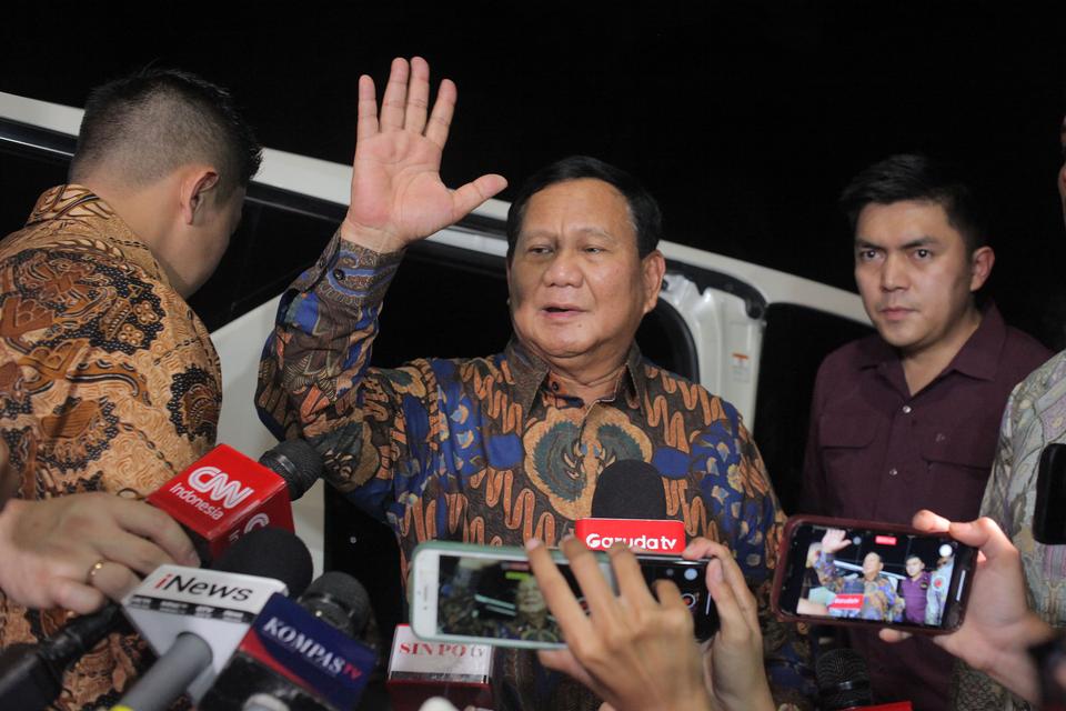 Presiden terpilih Prabowo Subianto memberikan keterangan pers usai melakukan pertemuan dengan Wakil Presiden terpilih Gibran Rakabuming Raka di kediamannya, Jalan Kertanegara IV, Jakarta, Selasa (23/4/2024). Pertemuan tersebut dihadiri juga oleh tim hukum