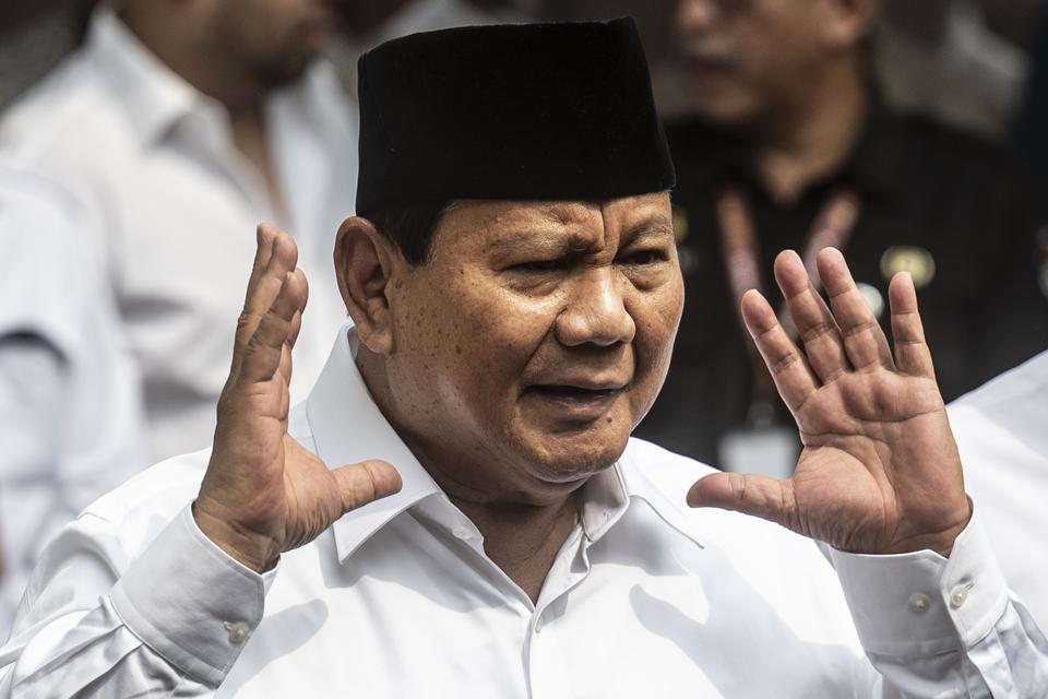 Calon presiden nomor urut 2 Prabowo Subianto memberikan keterangan pers saat menghadiri rapat pleno terbuka penetapan pasangan calon Presiden dan Wakil Presiden terpilih Pemilu 2024 di depan Gedung Komisi Pemilihan Umum (KPU), Jakarta, Rabu (24/4/2024).