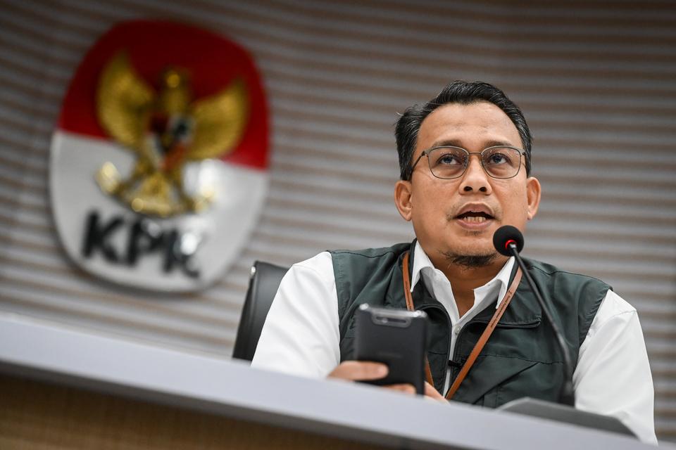 Juru bicara KPK Ali Fikri memberikan keterangan pers terkait pemberhentian pegawai di Gedung Merah Putih KPK, Jakarta, Rabu (24/4/2024). KPK telah menyerahkan surat keputusan pemberhentian kepada 66 pegawai yang terbukti melakukan pelanggaran berupa pemer