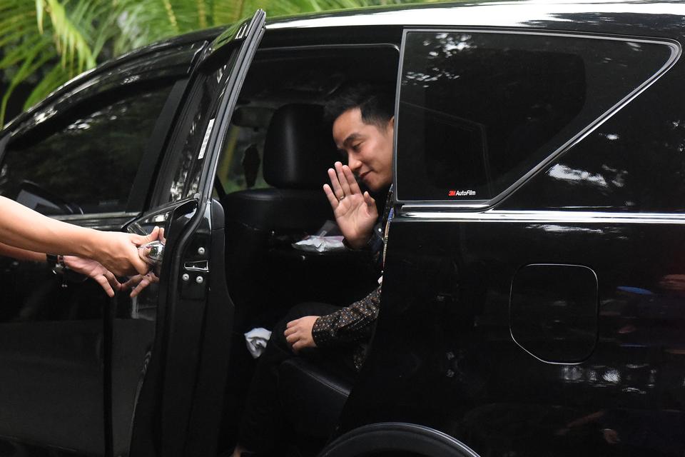 Wakil Presiden terpilih Gibran Rakabuming Raka menaiki mobil usai menemui Wapres Ma’ruf Amin di kediaman resmi wapres, Jakarta, Rabu (24/4/2024).