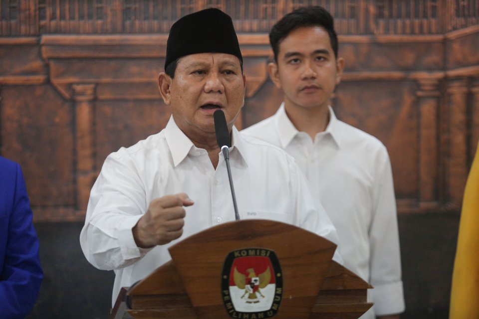 Presiden terpilih, Prabowo Subianto (kiri) bersama dengan Wakil Presiden terpilih Gibran Rakabuming Raka (kanan) menyampaikan keterangan pers seusai rapat pleno penetapan pemenang Pilpres 2024 di Kantor KPU, Jakarta, Rabu (24/4/2024). Komisi Pemilihan Umu