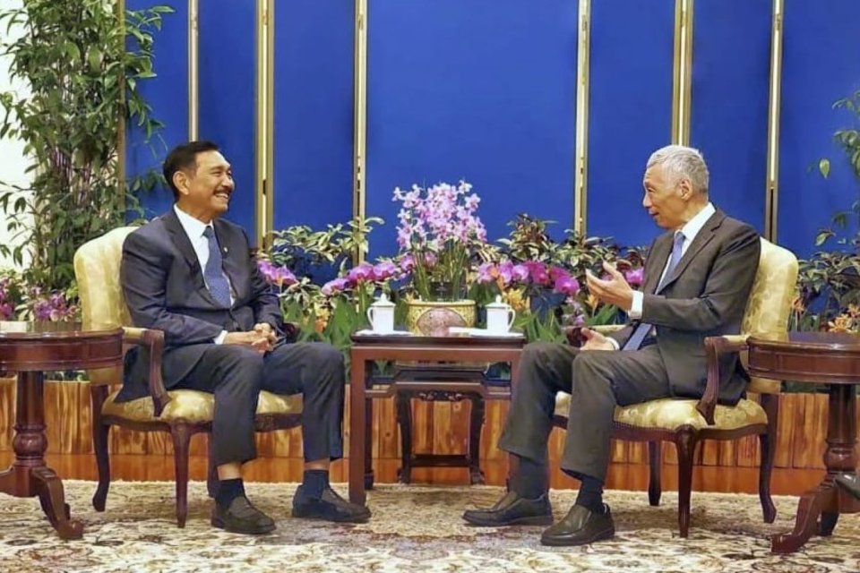 Menteri Koordinator Bidang Kemaritiman dan Investasi, Luhut Binsar Pandjaitan, bertemu dengan Perdana Menteri Singapura, Lee Hsien Loong, di Singapura, Rabu (24/4).