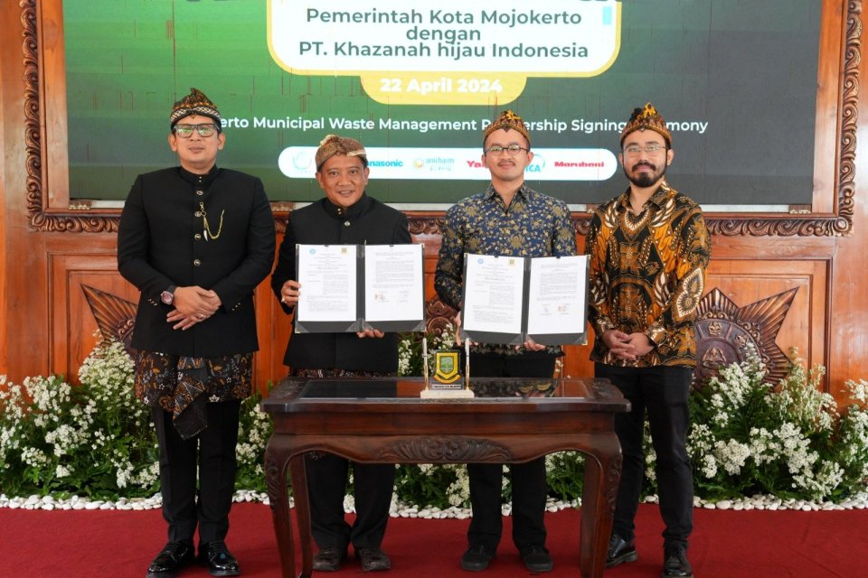 Penandatanganan kerja sama pengolahan sampah antara Rekosistem dan Pemerintah Kota Mojokerto di Mojokerto, Senin (22/4).