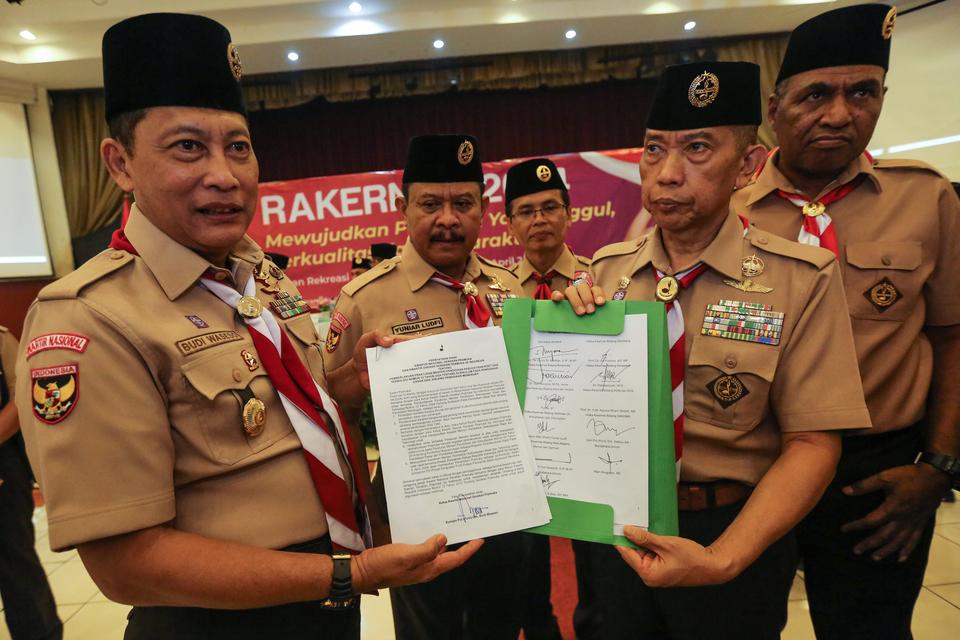 Ketua Kwarnas Pramuka Budi Waseso (kiri) bersama Sekjen Kwarnas Pramuka Bachtiar (kedua kanan) menunjukkan surat pernyataan sikap Kwarnas Pramuka saat Rakernas 2024 di Wiladatika, Cibubur, Jakarta, Kamis (25/4/2024). 