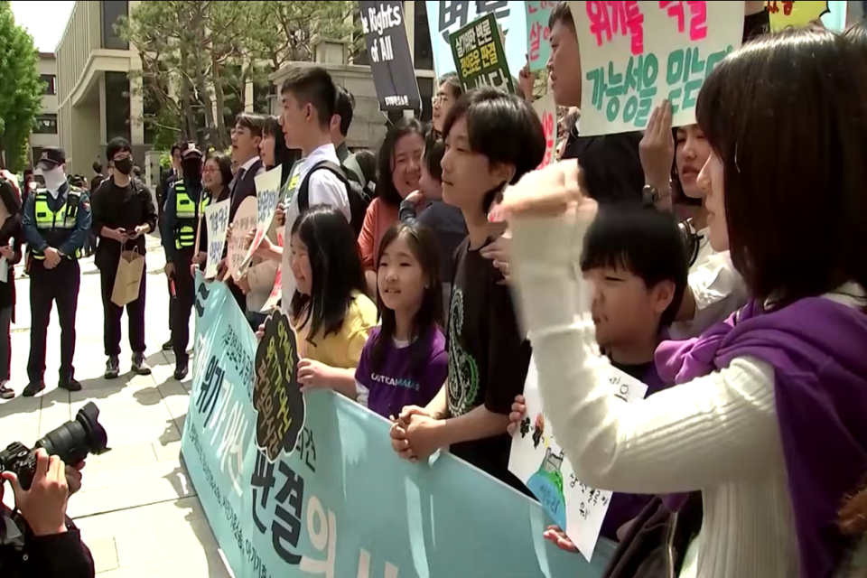 Sekelompok masyarakat di Korea Selatan, termasuk anak-anak, menggugat pemerintah atas kebijakan iklim yang tidak efektif. 