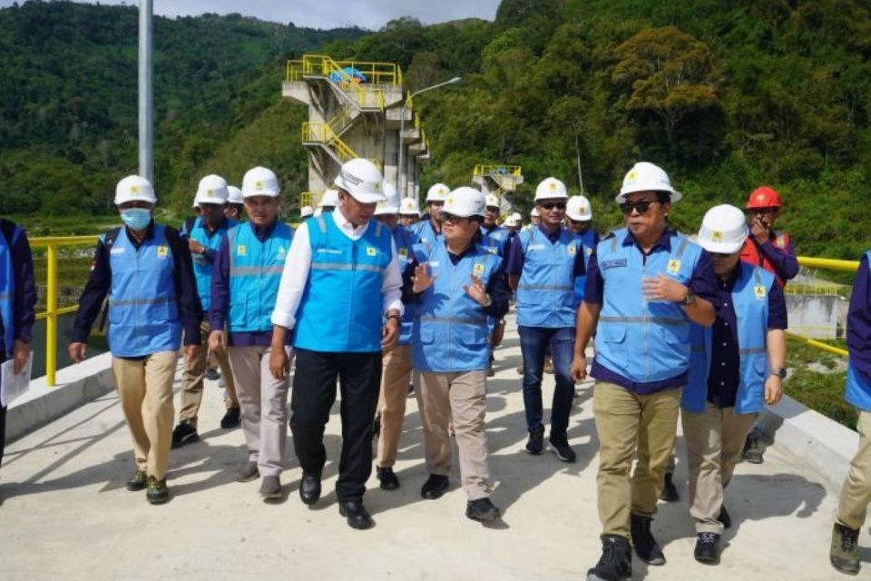 Direktur Jenderal Ketenagalistrikan Kementerian Energi dan Sumber Daya Mineral, Jisman P. Hutajulu, saat melakukan kunjungan kerja ke Pembangkit Listrik Tenaga Air (PLTA) Peusangan di Aceh Tengah, Provinsi Aceh, Selasa (23/4).