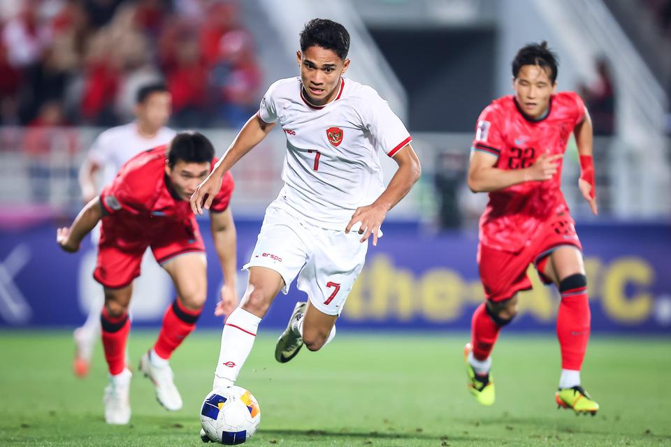 Pesepak bola Timnas U-23 Indonesia Marselino Ferdinan (tengah) melewati dua pesepak bola Timnas U-23 Korea Selatan pada babak perempat final Piala Asia U-23 2024 di Stadion Abdullah bin Khalifa, Doha, Qatar, Jumat (26/4/2024) dini hari. Timnas U-23 Indone