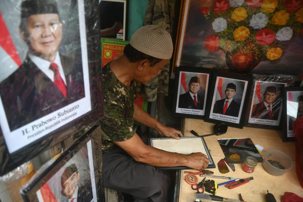 Penjualan foto presiden dan wakil presiden terpilih di Bogor