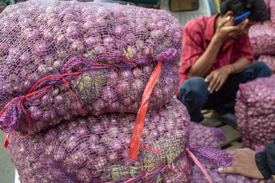 Pedagang bawang merah menunggu pembeli di Pasar Induk Manonda, Palu, Sulawesi Tengah, Sabtu (27/4/2024). Harga bawang merah di wilayah itu dalam tiga hari terakhirturun dari rata-rata Rp55 ribu per kilogram menjadi antara Rp30 ribu hingga Rp40 ribu pe