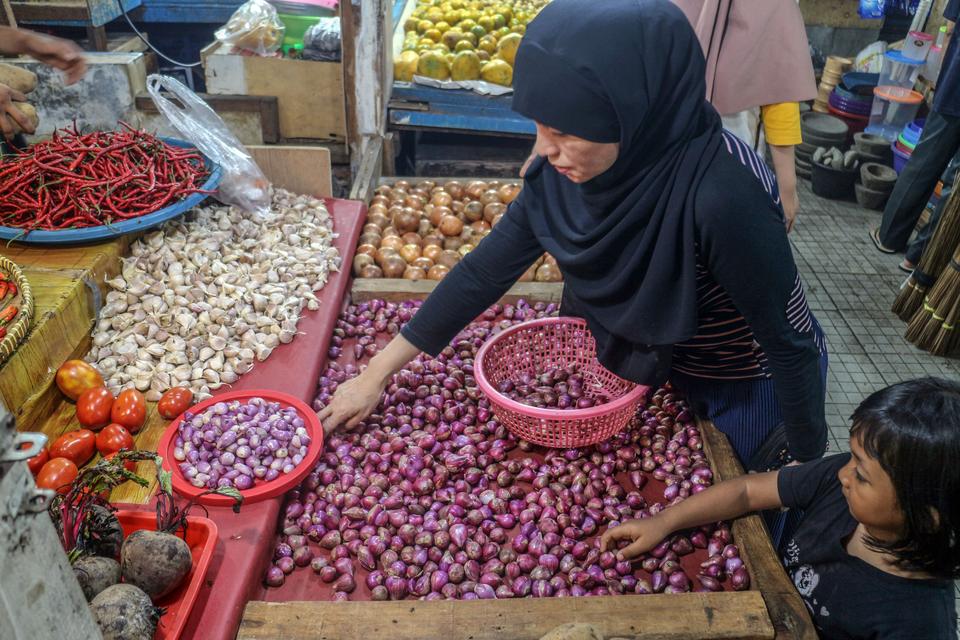 Pembeli memilih bawang merah di Pasar Agung, Kota Depok, Jawa Barat, Minggu (28/4/2024). 