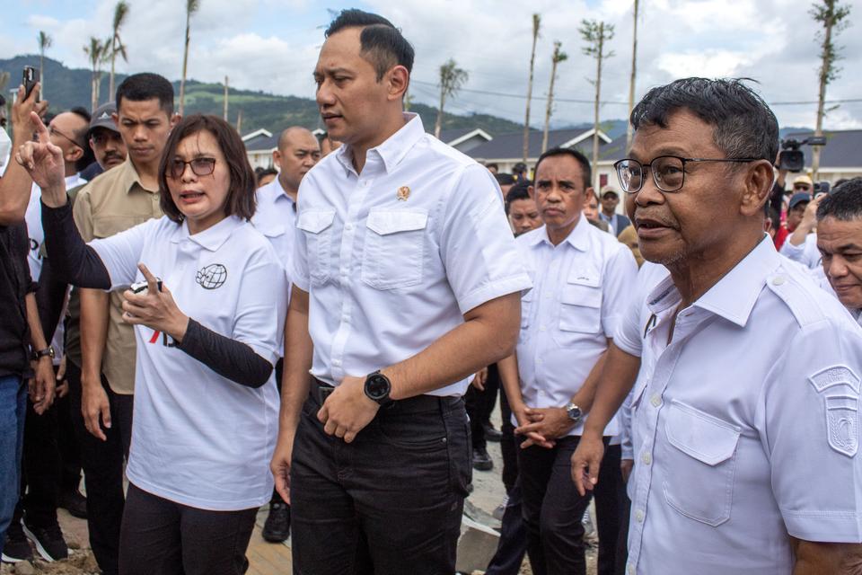 Menteri Agraria dan Tata Ruang/Kepala Badan Pertanahan Negara (ATR/BPN) Agus Harimurti Yudhoyono (tengah) didampingi Gubernur Sulteng Rusdy Mastura (kanan) berjalan menuju salah satu rumah di Huntap Petobo, Palu, Sulawesi Tengah, Minggu (28/4/2024). Ment