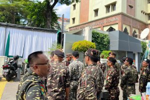 Banser bersiap sambut kedatangan Prabowo Subianto di gedung PBNU, Minggu (28/4)
