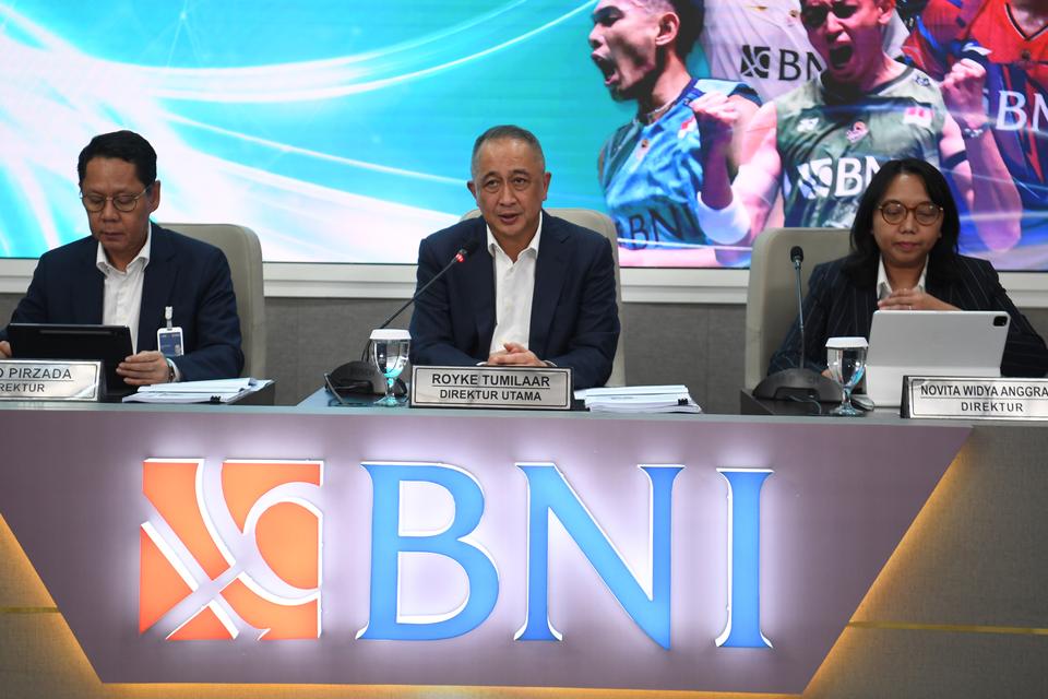 Direktur Utama BNI Royke Tumilaar (tengah) menyampaikan keterangan disaksikan Direktur Risk Management David Pirzada (kiri) dan Direktur Finance Novita Widya Anggraini (kanan) saat paparan kinerja BNI kuartal I tahun 2024 di Jakarta, Senin (29/4/2024). BN