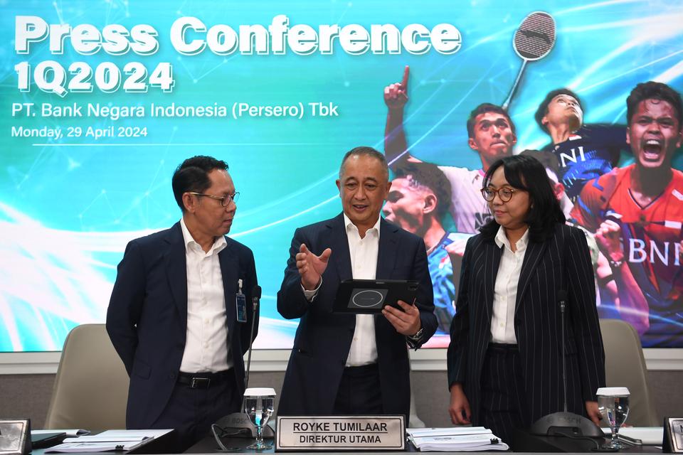 Direktur Utama BNI Royke Tumilaar (tengah) berbincang dengan Direktur Risk Management David Pirzada (kiri) dan Direktur Finance Novita Widya Anggraini (kanan) sebelum paparan kinerja BNI kuartal I tahun 2024 di Jakarta, Senin (29/4/2024). BNI berhasil men