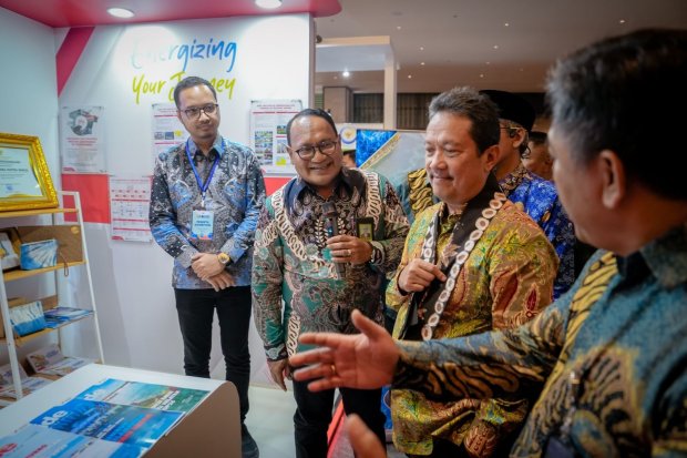 Direktur Rekayasa & Infrastruktur Darat Pertamina Patra Niaga, Eduward Adolof Kawi dan Menteri Kelautan dan Perikanan (KKP) Sakti Wahyu Trenggono.