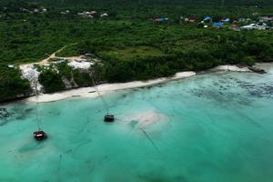 Penyedotan pasir laut di perairan Lombe, Buton