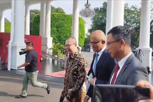 CEO Microsoft Satya Nadella (kedua dari kanan) menemui Presiden Joko Widodo di Istana Kepresidenan, Jakarta, Selasa (30/4). Foto: M Fajar Riyandanu