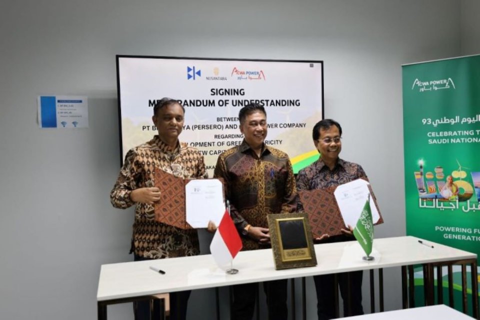 Direktur Utama PT. Bina Karya (Persero) Boyke P. Soebroto dan Country Director ACWA Power untuk Indonesia Meftaur Rahman menandatangani Nota Kesepahaman (Memorandum of Understanding) di Jakarta, Selasa (29/4).