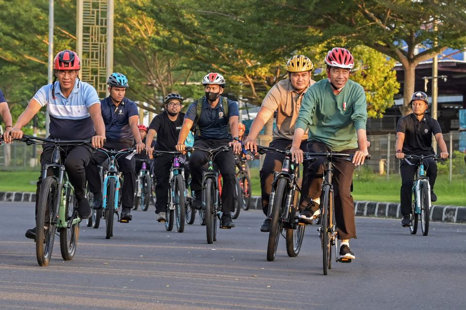 Presiden Joko Widodo (kedua kanan) bersama Menteri Pertanian Amran Sulaiman (kiri) bersepeda di jalan terusan Bung Hatta, Mataram, NTB, Rabu (1/5/2024). Presiden bersepeda berkeliling kota di sela-sela rangkaian kunjungan kerja selama tiga hari di NTB.
