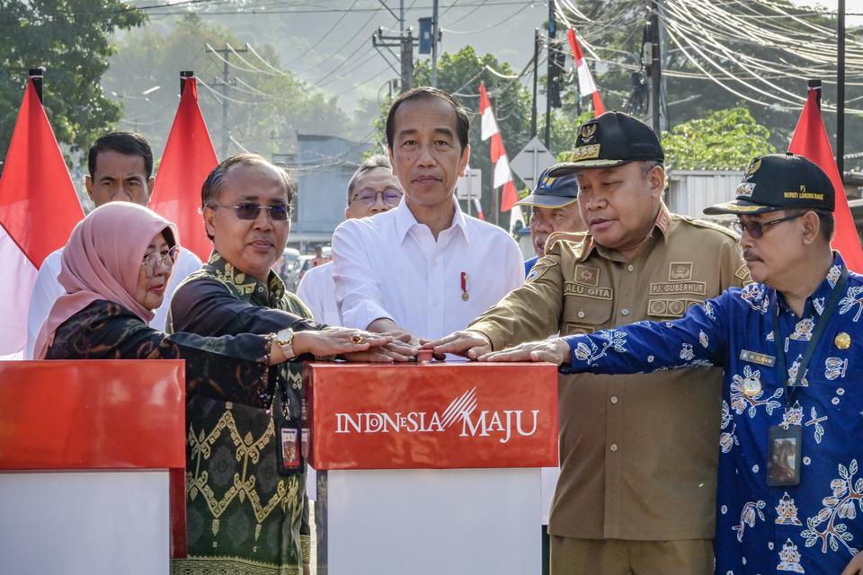 Presiden RI Joko Widodo (tengah) bersama Penjabat Gubernur NTB Lalu Gita Ariadi (kedua kanan) menekan tombol sirine saat meresmikan Inpres Jalan Daerah (IJD) di Desa Lembar, Kecamatan Lembar, Lombok Barat, NTB, Kamis (2/5/2024). Presiden Jokowi meresmika