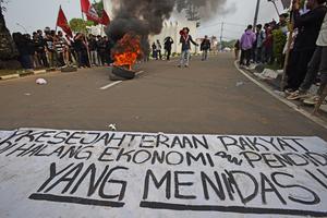 Demo tuntut keringanan biaya pendidikan