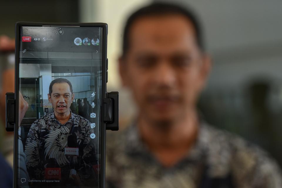 Layar gawai wartawan menampilkan Wakil Ketua KPK Nurul Ghufron saat memberikan keterangan pers terkait ketidakhadirannya dalam sidang etik kasus dugaan penyalahgunaan wewenang di Dewan Pengawas KPK (Dewas KPK), di Gedung Merah Putih KPK, Jakarta, Kamis (2