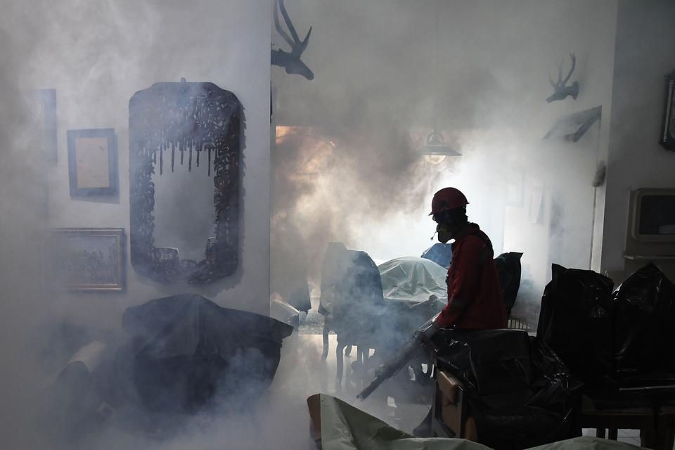 Seorang petugas melakukan pengasapan (fogging) di perumahan Ikip, Duren Sawit, Jakarta Timur, Jumat (3/4/2025). Pengasapan tersebut untuk memberantas nyamuk aedes aegypti dalam upaya mencegah wabah demam berdarah dengue (DBD) di lingkungan tersebut.
