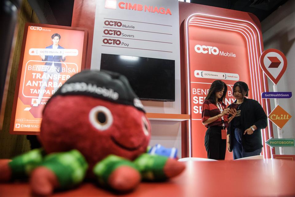 Nasabah mendapatkan informasi layanan digital banking Octo Mobile di CIMB Niaga Bandung, Jawa Barat, Jumat (3/5/2024). CIMB Niaga berusaha meningkatkan pengalaman pelanggan (customer experience) melalui inovasi digital sehingga mampu memperoleh laba sebe