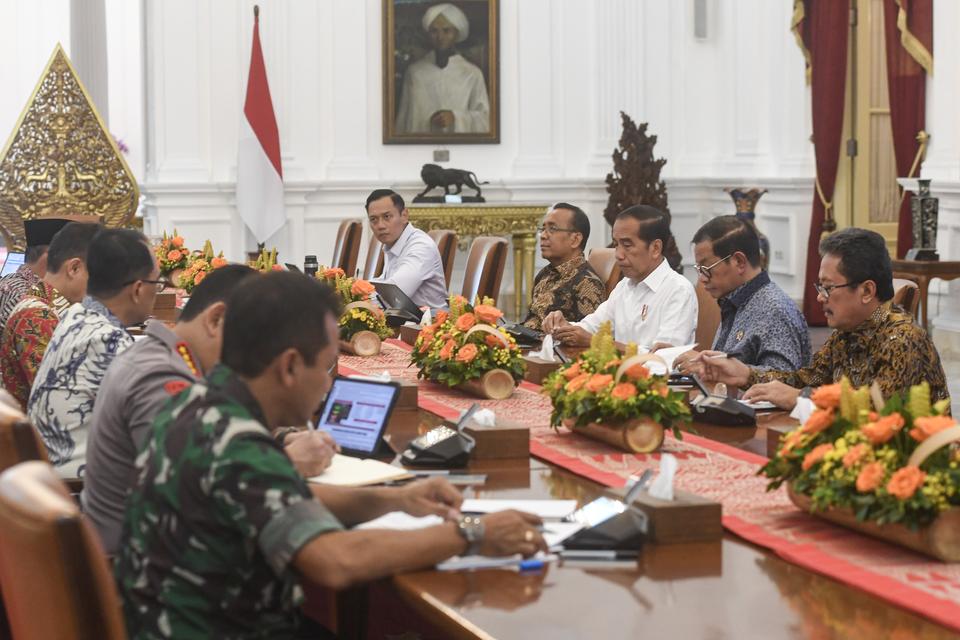 Presiden Joko Widodo (ketiga kanan) memimpin jalannya rapat terbatas yang diikuti kabinet Indonesia Maju di Istana Merdeka, Jakarta, Jumat (3/5/2024). 