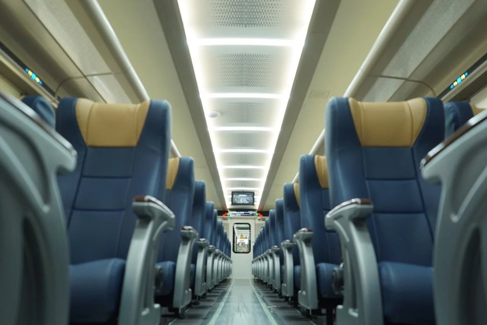 Gerbong penumpang pada kereta api generasi baru untuk kereta KAI sudah menggunakan captain seat. 
