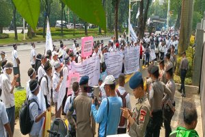 Aksi demontrasi karyawan Indofarma di depan Gedung Kementerian BUMN