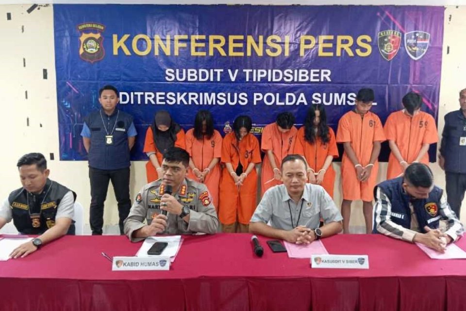 Komplotan pelaku kejahatan di Palembang mendaftarkan nomor WhatsApp warga Indonesia ke situs judi online. 
