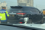 Kecelakaan mobil pelat nomor polisi di Tol Layang MBZ, Selasa (7/5). Foto: Instagram/dashcam owners indonesia