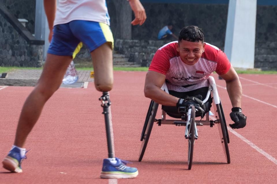 Atlet balap kursi roda Komite Paralimpiade Nasional (NPC) Indonesia Zaenal Arifin mengikuti pelatnas di Stadion Sriwedari Solo, Jawa Tengah, Kamis (9/5/2024). Pelatnas tersebut sebagai persiapan atlet NPC Indonesia pada ajang Paralimpiade Paris 2024.