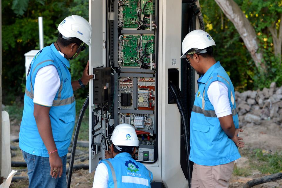 Petugas memeriksa Stasiun Pengisian Kendaraan Listrik Umum (SPKLU) Ultra Fast Charging untuk pengisian daya baterai kendaraan listrik di Central Parkir ITDC Nusa Dua, Badung, Bali, Jumat (10/5/2024). PLN menyiapkan infrastruktur SPKLU sebanyak 58 unit yan