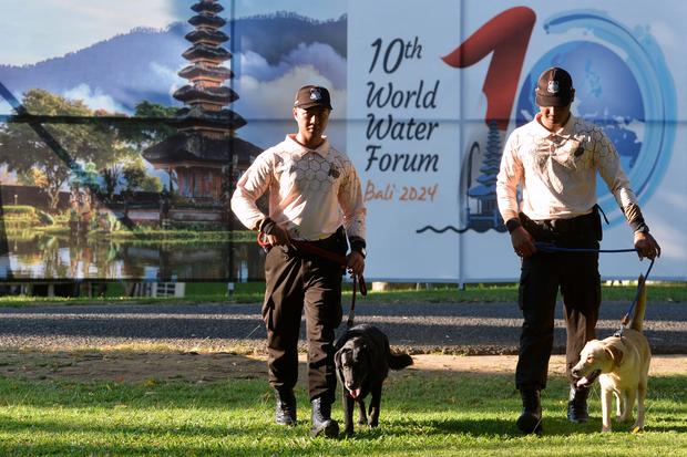 Petugas keamanan kawasan dengan anjing pelacak (K-9) berpatroli di kawasan The Nusa Dua, Badung, Bali, Jumat (10/5/2024). Kawasan pariwisata yang dikelola InJourney Tourism Development Corporation (ITDC) itu menyiapkan berbagai fasilitas dan infrastruktur